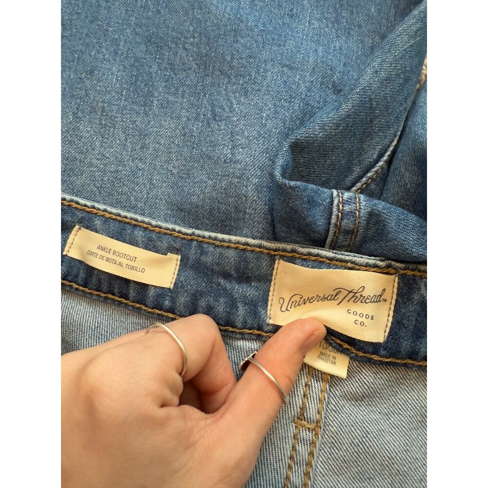 Universal Threads Womens Ankle Bootcut Jeans Size… - image 7